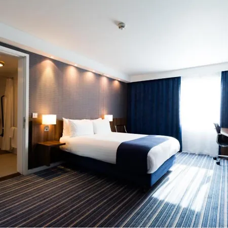 Holiday Inn Express London Heathrow T5 By Ihg Slough Buitenkant foto